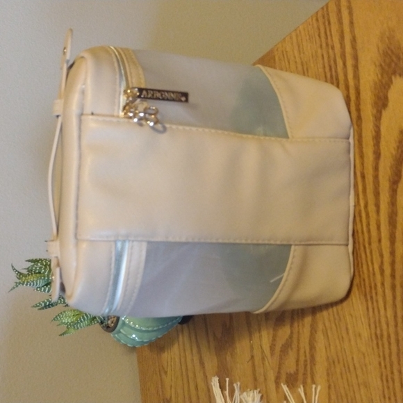 Arbonne Travel size Train Case - Picture 3 of 3